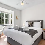 Beautiful 1 Bed Close To Amenities