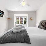 Beautiful 1 Bed Close To Amenities