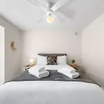 Beautiful 1 Bed Close To Amenities
