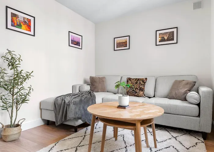 Beautiful 1 Bed Close To Amenities