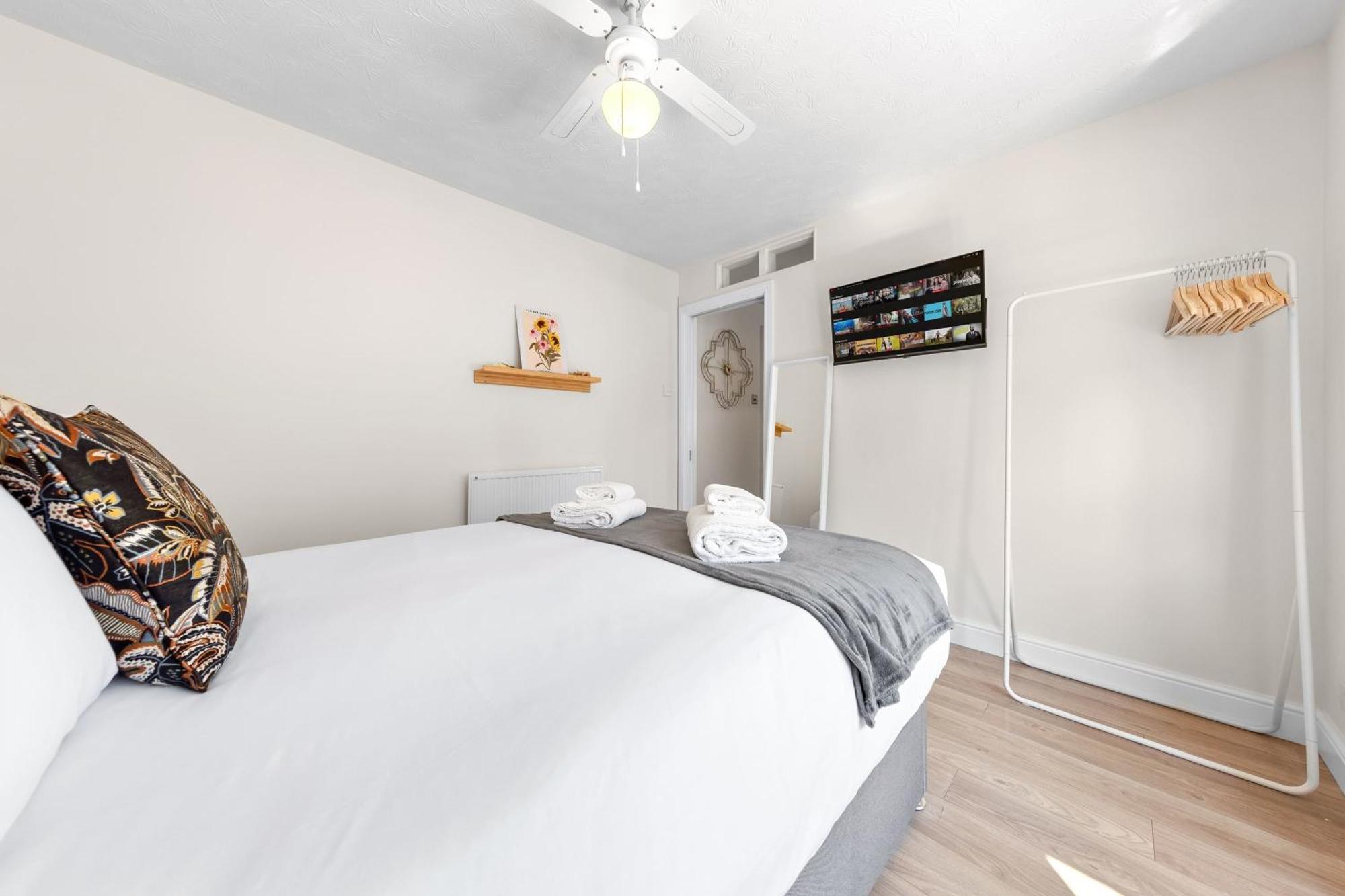 Beautiful 1 Bed Close To Amenities